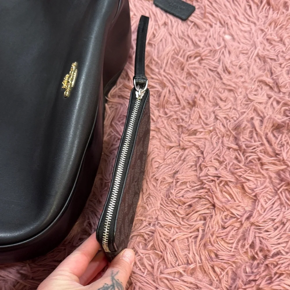 Coach Signature Black Wristlet - Picture 4 of 5